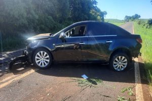 Imagem referente à notícia: Condutor sofre ferimentos graves após colisão contra barranco na PR-495 em Serranópolis do Iguaçu