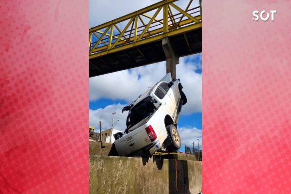 Condutor morre após S10 colidir contra barreira e passarela na BR-376 no Paraná