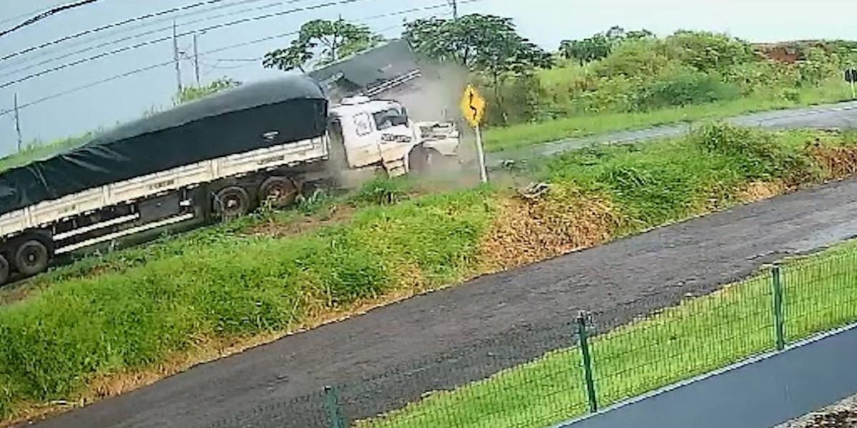 Grave acidente com duas carretas na BR-163 é flagrado por câmera de segurança em Santa Lúcia