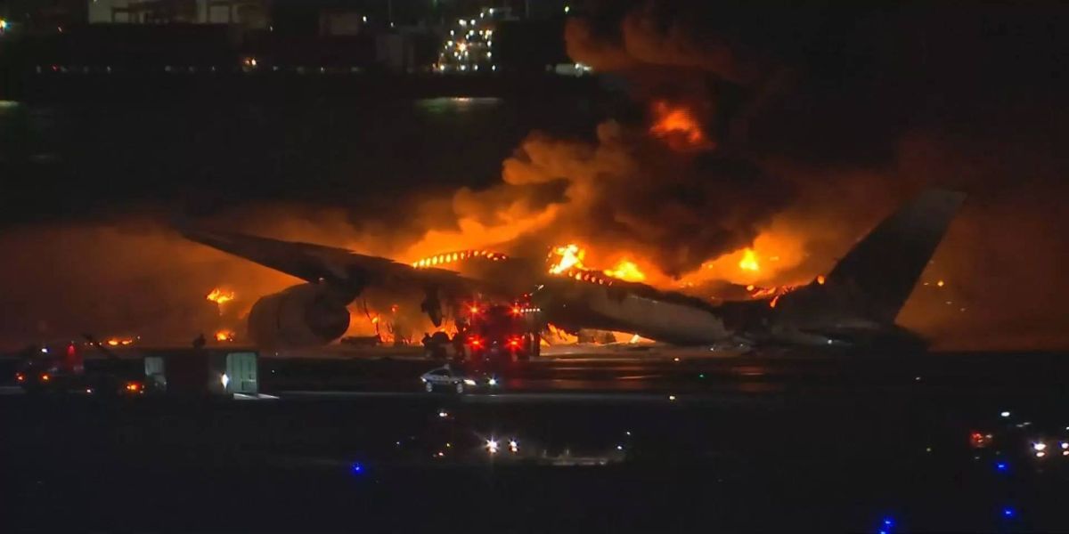 Avião com 379 pessoas a bordo pega fogo após violenta colisão no Japão; Cinco pessoas morrem