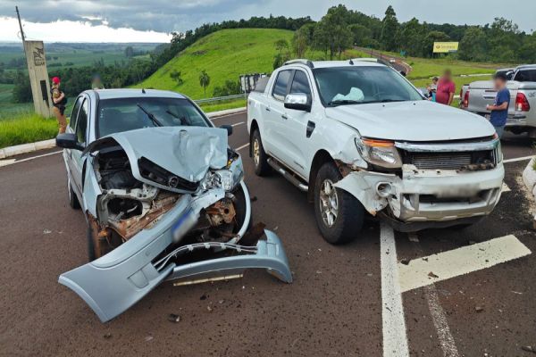 Carro de Cascavel se envolvem em forte colisão na PR-180 em Boa Vista da Aparecida