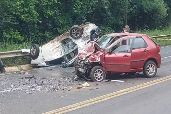Duas pessoas morrem e cinco ficam feridas em acidente entre dois carros