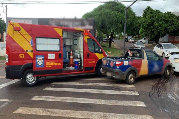 Mulher fica ferida em forte colisão de trânsito na Avenida das Pombas no Jardim Santa Mariana