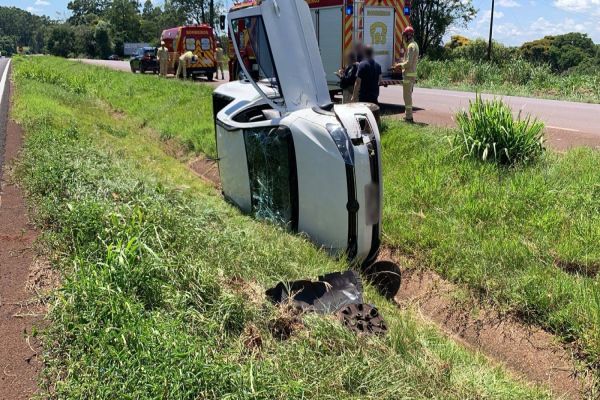 Saveiro capota após forte colisão traseira na BR-163, entre Cascavel e Toledo