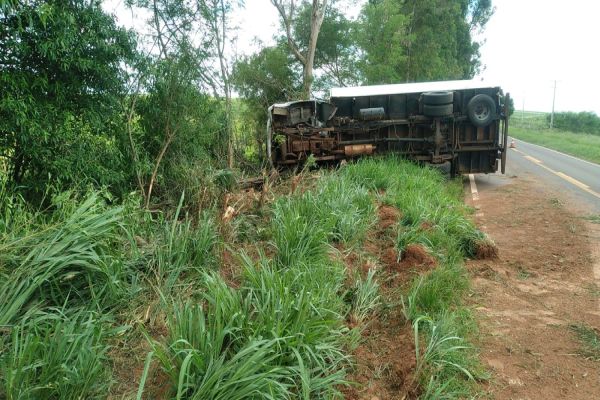 Veículo tomba na PR-490, próximo a Altônia; Condutor sofre ferimentos leves