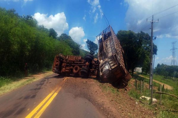 Tombamento de veículo na PR-488 deixa condutor ferido em Diamante d'Oeste