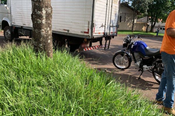 Motociclista fica ferido em colisão traseira no Bairro Pacaembu, em Cascavel