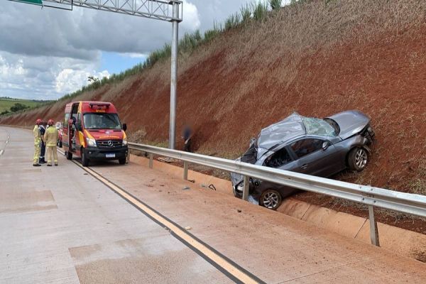 Condutora de 45 anos morre em capotamento na BR-163, em Cascavel