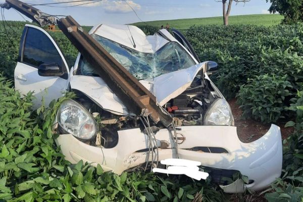 Veículo colide contra poste na PR-590, próximo ao entroncamento da BR-277 em Matelândia