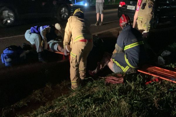 Casal é socorrido após acidente envolvendo moto e carro na BR-277, em Cascavel