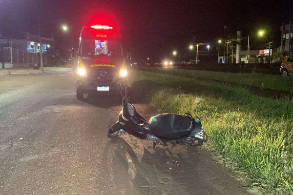 Mulher fica ferida após acidente entre carro e moto na marginal da BR-277, no Bairro Santos Dumont