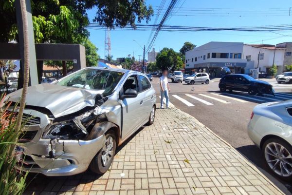 Onix invade calçada de empresa, após forte colisão de trânsito na Rua Duque de Caxias