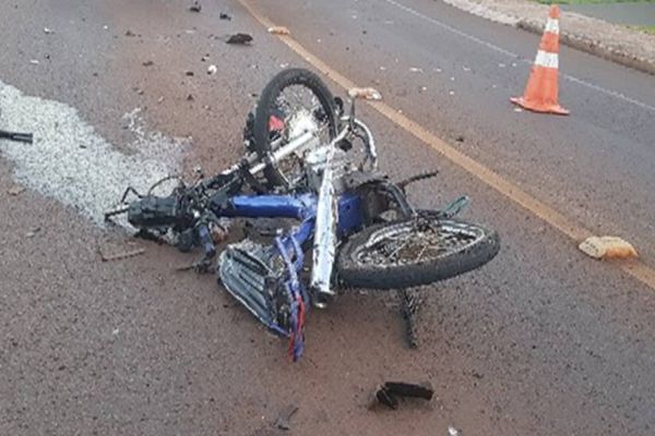 Dois adolescentes ficam gravemente feridos após colisão de trânsito na Rua Ipanema