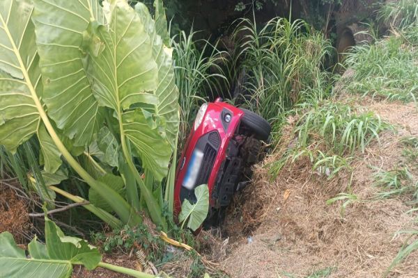 Mulher escapa ilesa após veículo cair em barranco durante acidente no Bairro Parque São Paulo