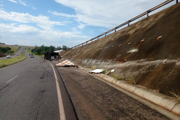 Caminhão com carga de frangos tomba nas proximidades de Quatro Pontes na BR-163