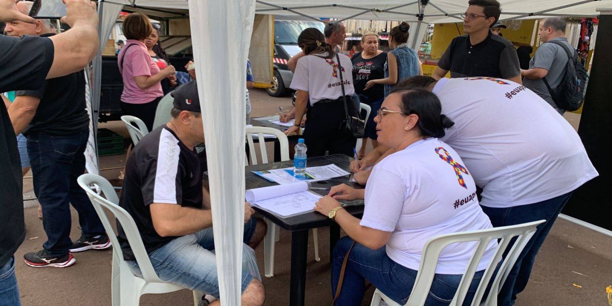 Noite das Assinaturas em prol da causa autista é realizada em Cascavel