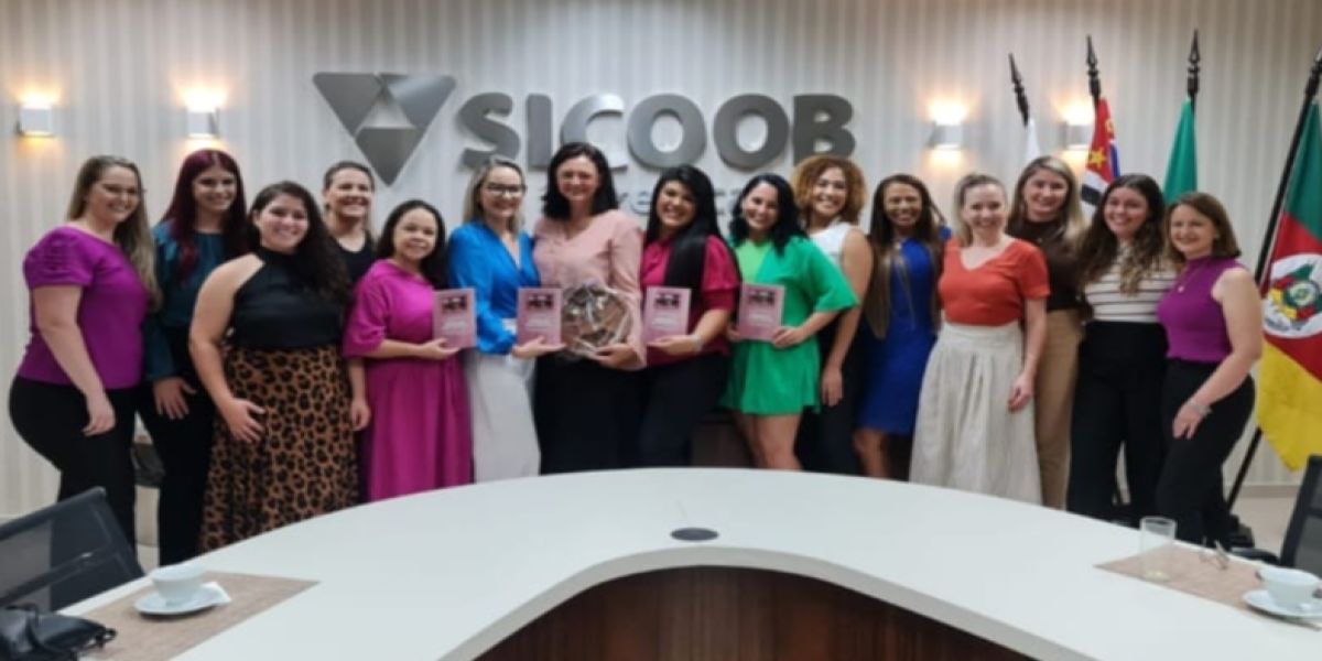 Sicoob faz homenagem e entrega E-Book para o Núcleo Acic mulher