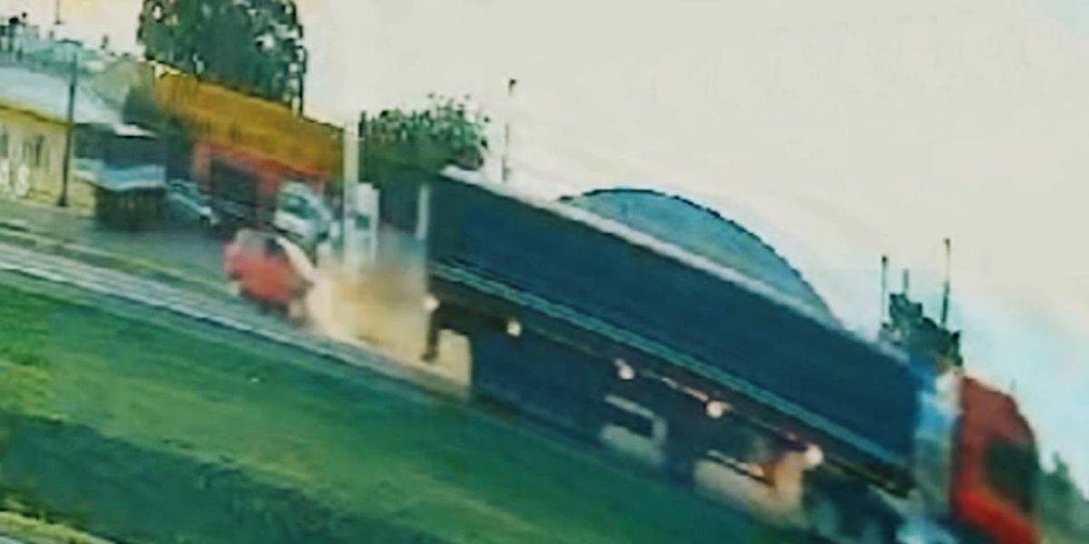 Carro fica destruído após violenta colisão com caminhões na BR-277 em Cascavel