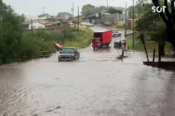 Chuva intensa causa transbordamento do Rio Quati e deixa moradores ilhados em Cascavel