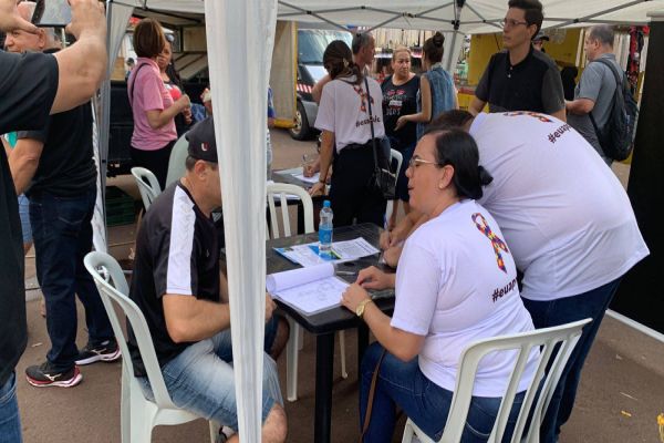 Noite das Assinaturas em prol da causa autista é realizada em Cascavel