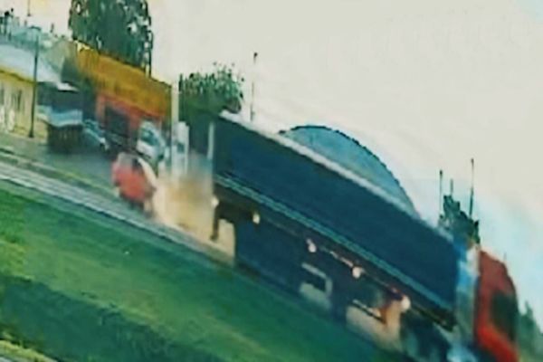 Carro fica destruído após violenta colisão com caminhões na BR-277 em Cascavel