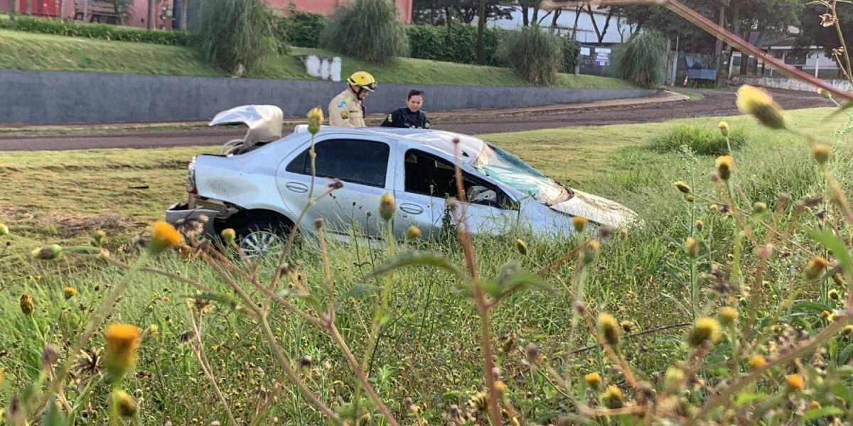 Toyota Etios capota após saída de pista na BR-467, em Cascavel