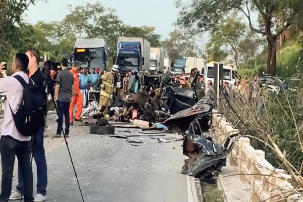 Acidente entre ônibus e caminhonete deixou ao menos 8 mortos na rodovia BR-116