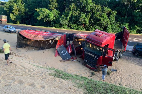 Carreta carregada de grãos tomba na PRc-467, em Cascavel