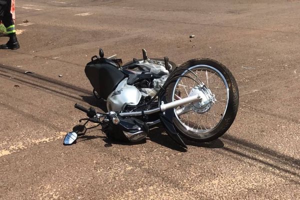 Duas pessoas ficam gravemente feridas após forte colisão de trânsito no Jardim Clarito em Cascavel