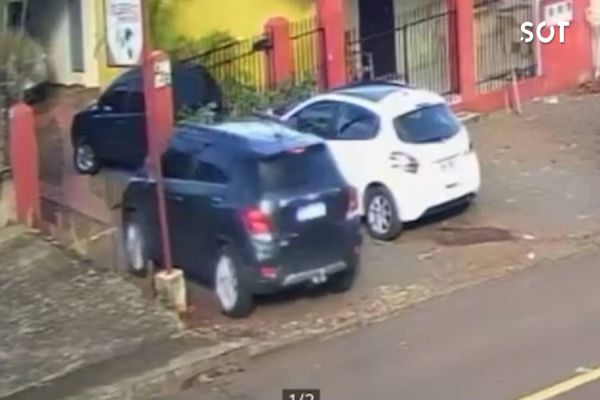 Câmera de segurança registra possível autor deixando a cena de crime no bairro Santa Felicidade