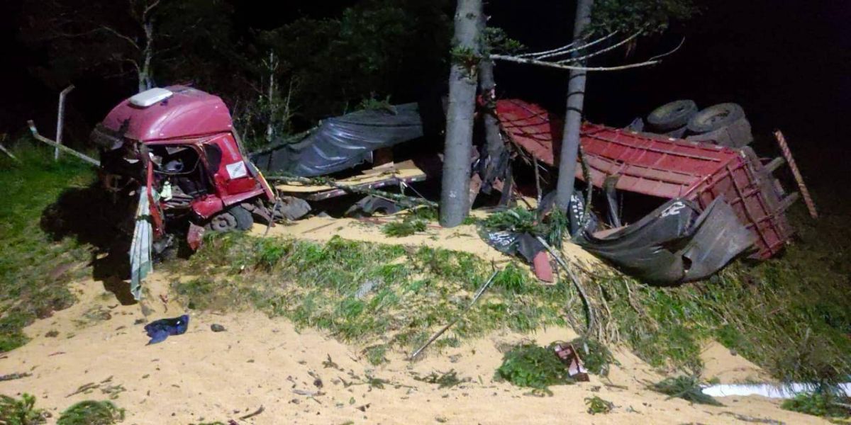 Caminhão tenta usar caixa de desaceleração, mas acaba se envolvendo em grave acidente na BR-277