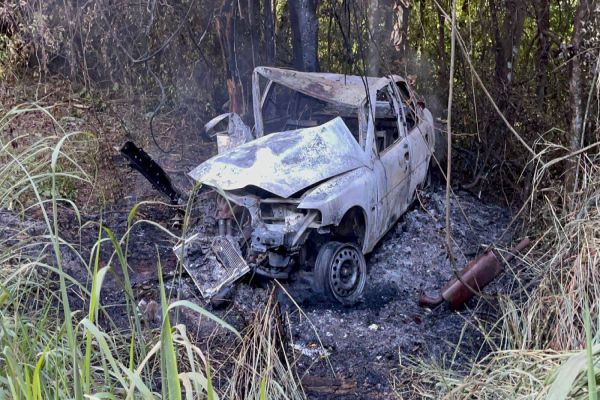 Carro explode após colidir em árvore na PR-547 entre Corbélia e Cafelândia