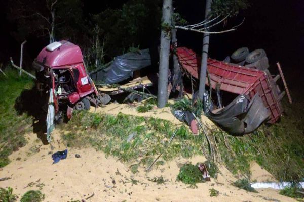 Caminhão tenta usar caixa de desaceleração, mas acaba se envolvendo em grave acidente na BR-277