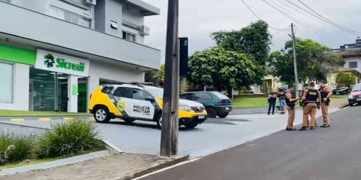Agência do Sicredi é alvo de assalto a mão armada em Saudade do Iguaçu; Troca de tiros com a PM