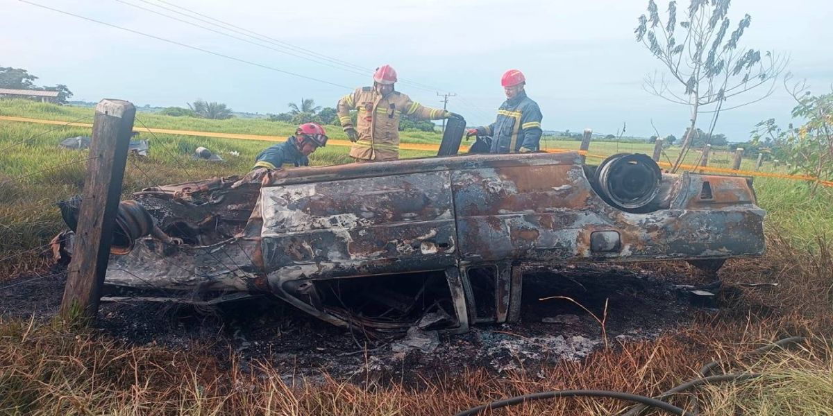Mulher de 33 anos morre após carro capotar e pegar fogo na PR-490 em São Jorge do Patrocínio