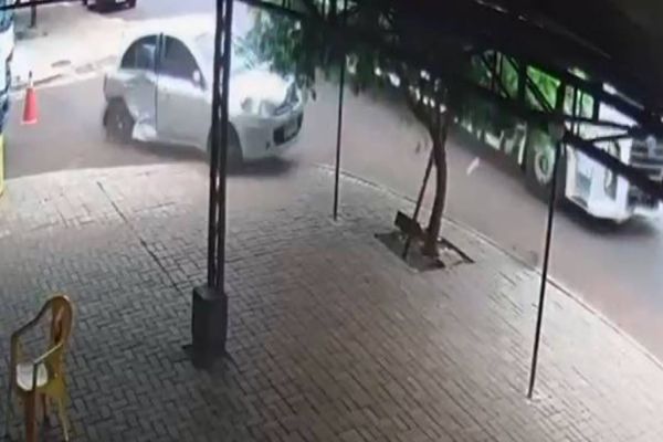 Câmera de segurança registra momento do acidente no Bairro Brasmadeira em Cascavel