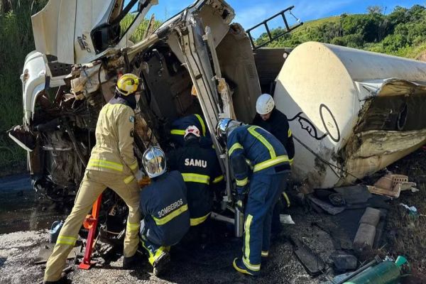 Caminhoneiro fica gravemente ferido após tombar carreta carregada de combustível na PR-170