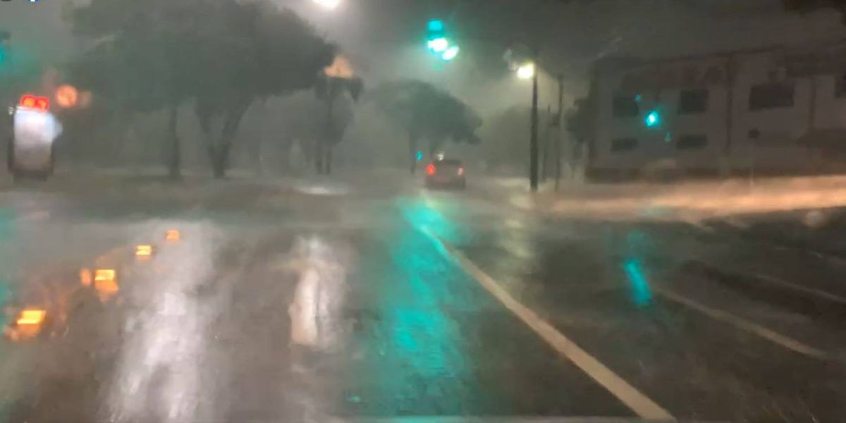 Fortes chuvas provocam alagamentos e transtornos na Avenida Tancredo Neves em Cascavel