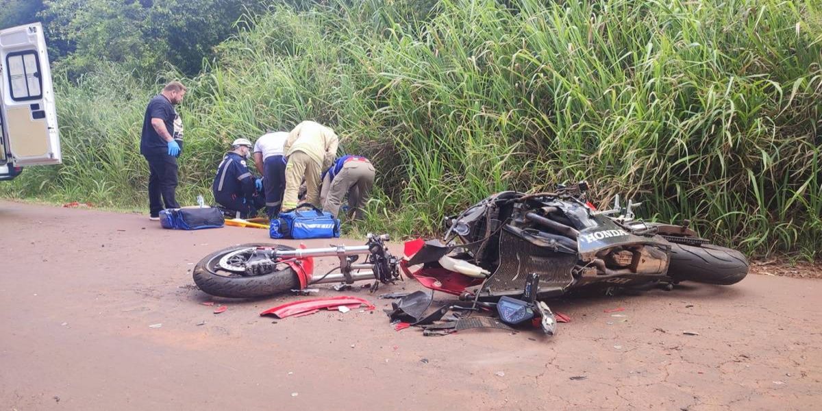 Motocicleta fica destruída em grave colisão de trânsito na PR-486, em Cascavel