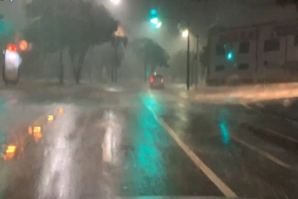 Fortes chuvas provocam alagamentos e transtornos na Avenida Tancredo Neves em Cascavel