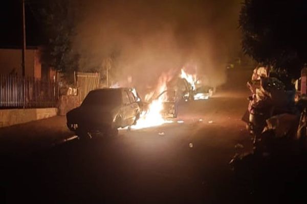 Troca de tiro, quatro veículos incendiados e duas pessoas baleadas são registrados, em Cascavel