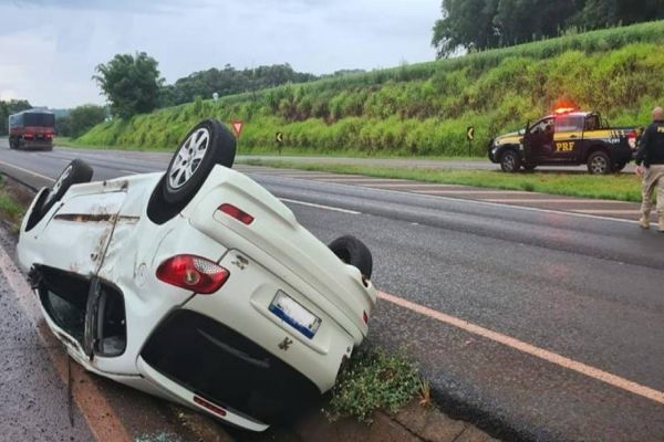 Acidente seguido de capotamento na BR-277, mobiliza PRF e SAMU em Matelândia