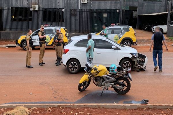 Motociclista fica ferido em colisão entre carro e moto na Avenida Piquiri em Cascavel