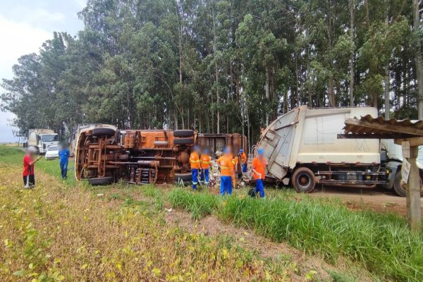 Tombamento de Caminhão do Lixo deixa motorista ferido na PR-486 em Cascavel