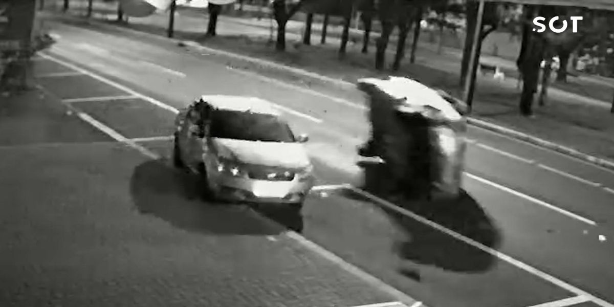 Câmeras registra Fox atingindo carro estacionado e capotando no centro de Cascavel