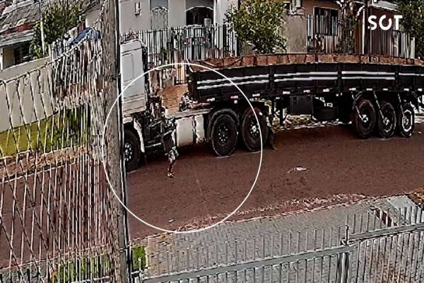 Ladrão é flagrado por câmeras ao furtar bateria de caminhão no Bairro Pioneiros Catarinenses