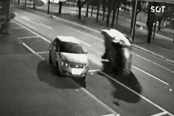 Câmeras registra Fox atingindo carro estacionado e capotando no centro de Cascavel