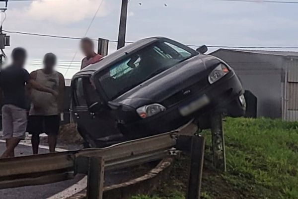 Trevo do Guarujá: Fiesta sobe em Guard Rail em curva na BR-277, mas ocupantes saem ilesos