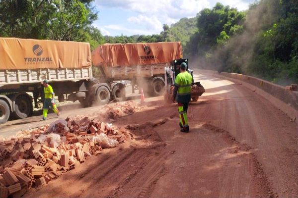 Caminhão carregado de tijolos tomba e interdita a BR-277 em Nova Laranjeiras