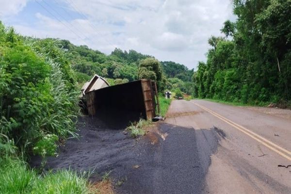 Caminhão tomba com carga de massa asfáltica na PR-484 em Boa Vista da Aparecida